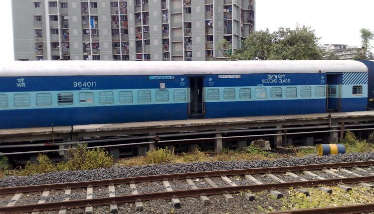1200px-12908_Maharashtra_Sampark_Kranti_Express_at_Bandra_Terminus-fastest-trains-in-India