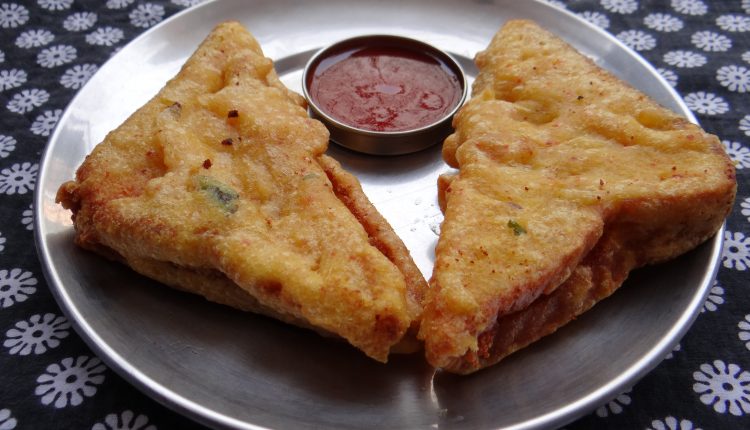 bread-pakora-must-try-indian-street-foods