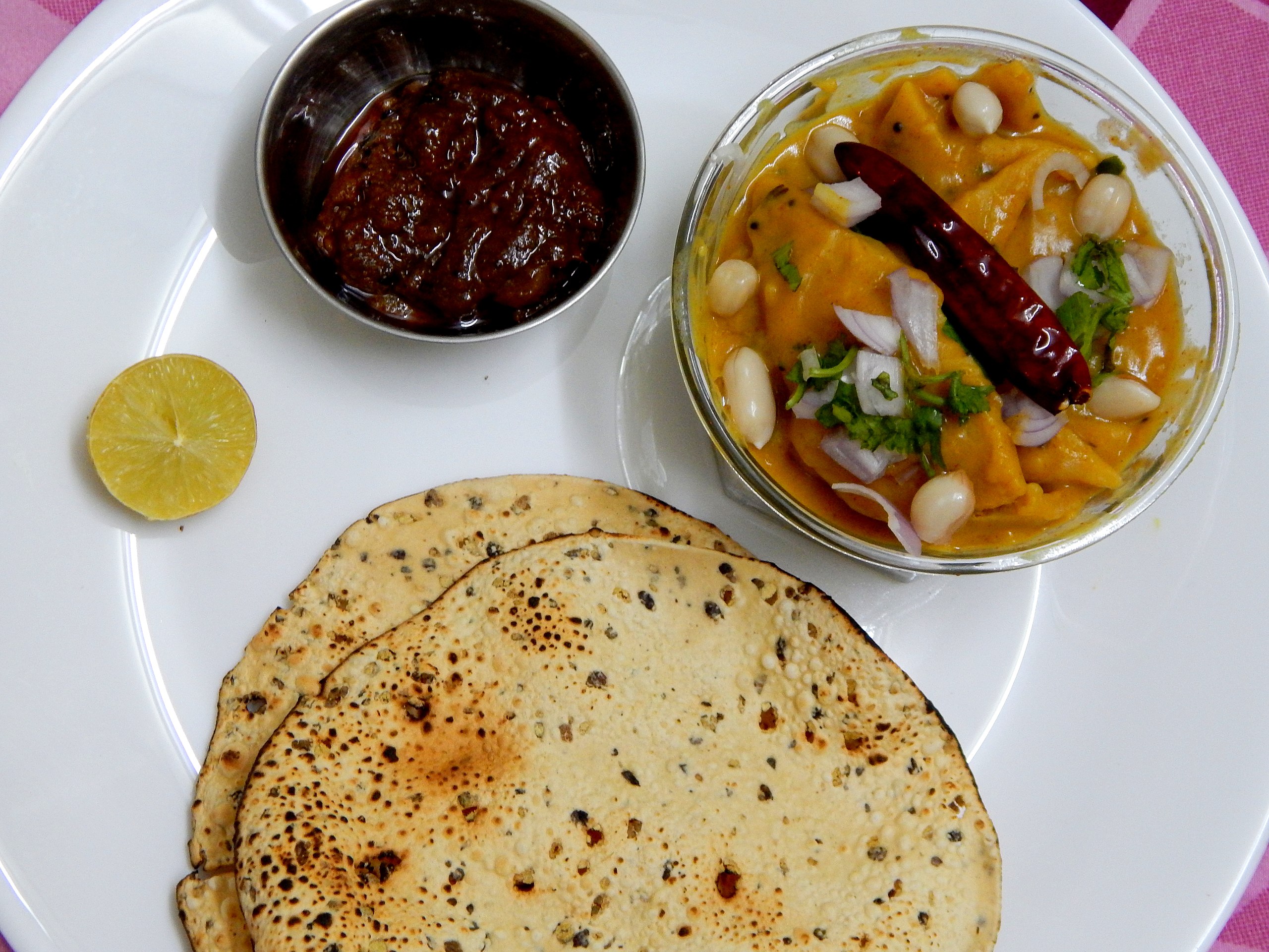 Tradition dish. Dal Dhokli Dadeli еда.